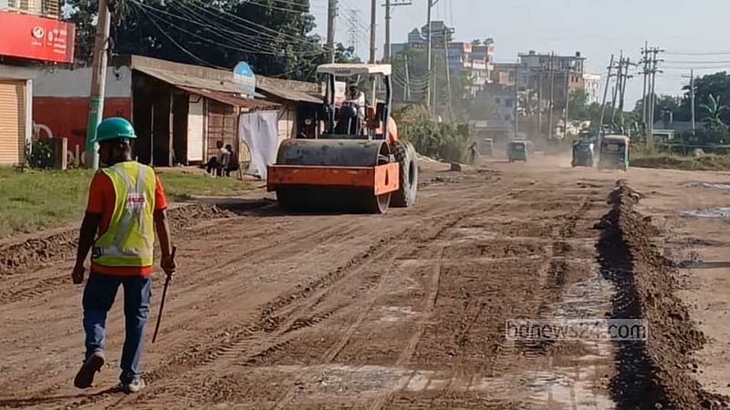 ‘নিরাপত্তার আশ্বাসে’ ফিরছেন ভারতীয় ঠিকাদার, আখাউড়া সড়কের সংস্কার কাজ শুরু