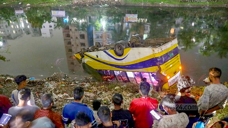 বনশ্রীতে ‘নিয়ন্ত্রণ হারিয়ে’ বাস উল্টে রামপুরা খালে
