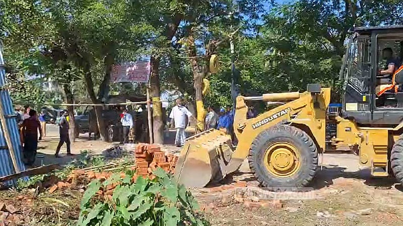 চাঁদপুর-কুমিল্লা সড়কে দুই শতাধিক অবৈধ স্থাপনা উচ্ছেদ