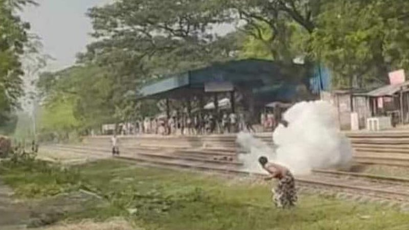 চাঁপাইনবাবগঞ্জে দুপক্ষের সংঘর্ষে বোমা বিস্ফোরণ-আগুন, আটক ৬