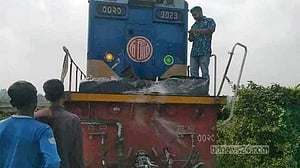 গার্ডারভর্তি লরি রেল লাইনে, পর্যটক এক্সপ্রেসের ইঞ্জিন ক্ষতিগ্রস্ত