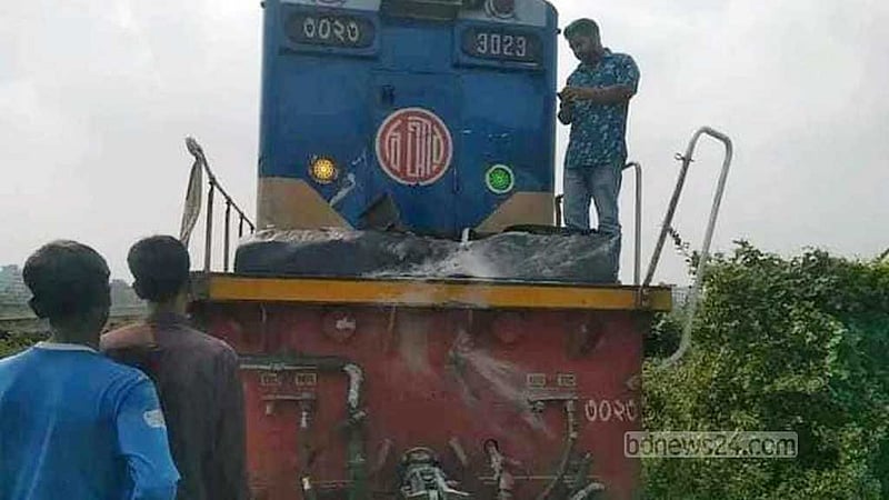 গার্ডারভর্তি লরি রেল লাইনে, পর্যটক এক্সপ্রেসের ইঞ্জিন ক্ষতিগ্রস্ত
