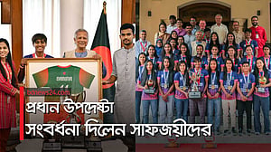 প্রধান উপদেষ্টাকে নারী দলের জার্সি উপহার