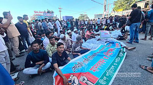সেন্ট মার্টিনে নিষেধাজ্ঞার প্রতিবাদে কক্সবাজারে পাঁচ ঘণ্টা সড়ক অবরোধ, ভোগান্তি