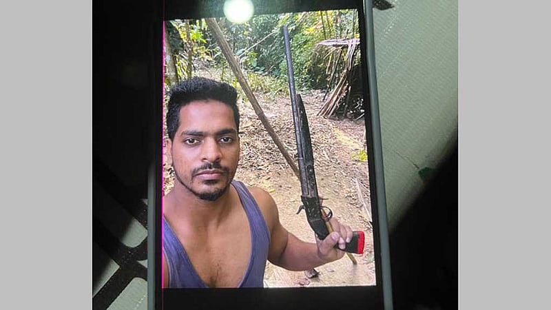 অস্ত্র-গুলি নিয়ে সেলফি তুলে ধরা যুবক