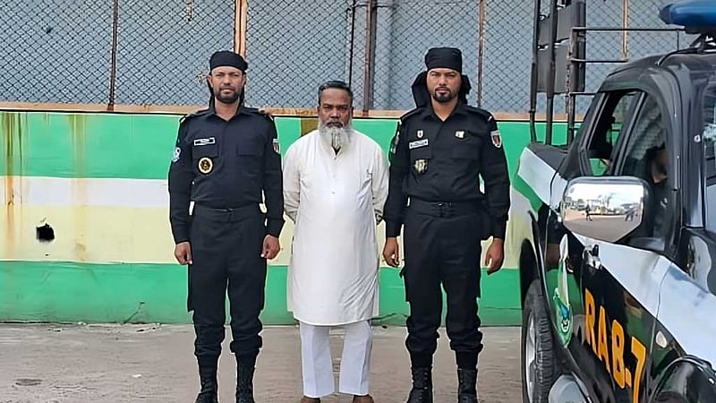 রাউজানের ‘আলোচিত সন্ত্রাসী’ আজিজুল হক গ্রেপ্তার