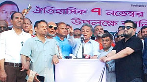 ‘অনির্বাচিতদের অধিকার নেই’, নির্বাচন চান আমীর খসরু