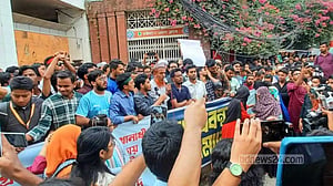 হাজারী গলিতে হামলা: বৈষম্যবিরোধী আন্দোলনের প্রতিবাদী সমাবেশ