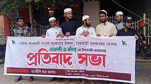 ফারুকী-বশিরের বিরুদ্ধে সমাবেশ থেকে আটক, হেফাজত নেতাদের জিম্মায় মুক্তি