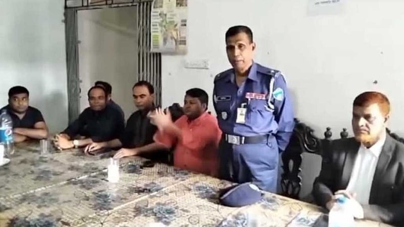 ছাত্রলীগ নেতাকর্মীদের গণধোলাইয়ের আহ্বান, দক্ষিণ রাঙ্গুনিয়ার ওসি প্রত্যাহার