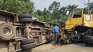 ৩ যানের সংঘর্ষে আহত ২০, কুমিল্লা-সিলেট মহাসড়কে সাড়ে ৫ ঘণ্টার দুর্ভোগ