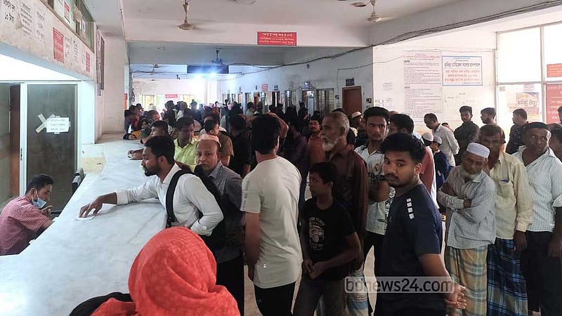 কুমিল্লা মেডিকেলে দালাল চক্রের ফাঁদে ভোগান্তি রোগীদের