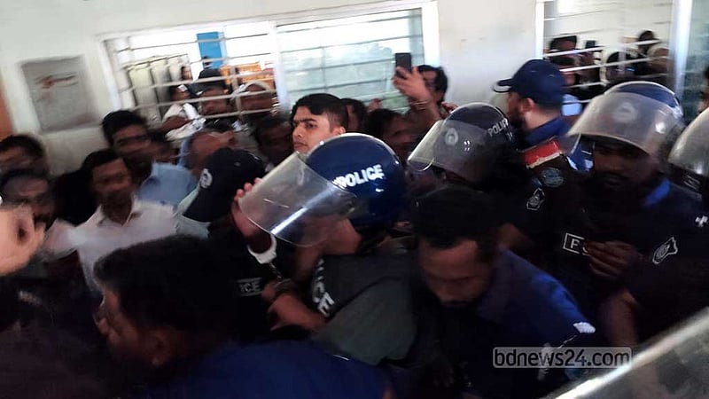 ৮ বাসযাত্রীকে পুড়িয়ে হত্যা: সাবেক আইজিপি শহীদুল হক ২ দিনের রিমান্ডে