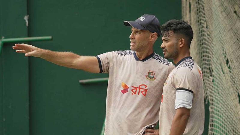 জাতীয় দল থেকে সরিয়ে হেম্পকে নিয়ে ভিন্ন ভাবনা বিসিবির