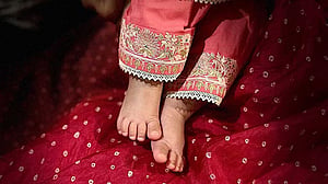 ছবিতে কেবল ছোট্ট দুটি পা