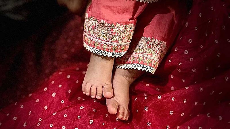 ছবিতে কেবল ছোট্ট দুটি পা