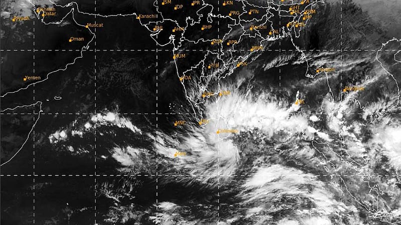 সাগরে নিম্নচাপ, উপকূলে বৃষ্টির আভাস