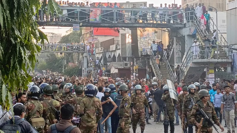 ‘হাতাহাতি থেকে বাস ভাঙচুর’: ঢাকা ও সিটি কলেজ শিক্ষার্থীদের সংঘর্ষ থামাতে সেনাবাহিনী