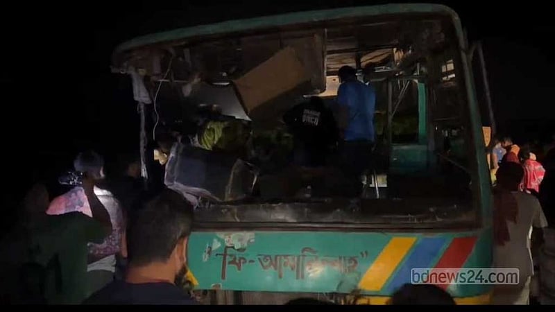 ধামরাইয়ে বাস-ট্রাক মুখোমুখি, ৪ পোশাক শ্রমিক নিহত