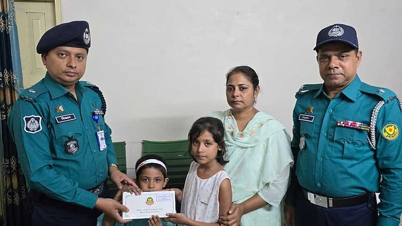 ঢাকায় নিহত ৫ পুলিশের পরিবার পেল অর্থ সহায়তা