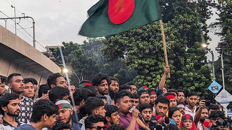 ফারুকীসহ ‘ফ্যাসিবাদের দোসরদের’ অপসারণ দাবিতে ঢাবিতে বিক্ষোভ