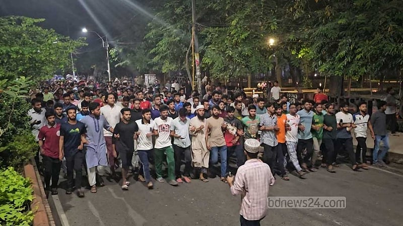 ঢাবিতে ছাত্রদলের পোস্টার, শিক্ষার্থীদের বিক্ষোভ