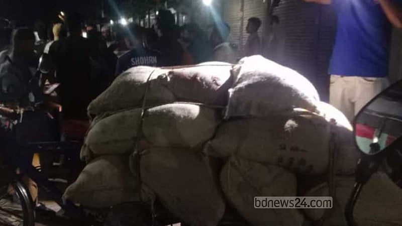রাতের আঁধারে পাচারের সময় ৩২ বস্তা সরকারি চাল জব্দ