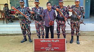 অবৈধভাবে ভারতে প্রবেশের সময় সীমান্তে দ্বৈত নাগরিক আটক