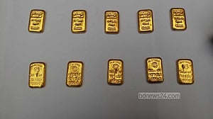 জুতার ভেতর ‘কোটি টাকার’ সোনা, যুবক আটক