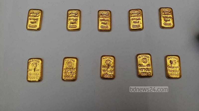 জুতার ভেতর ‘কোটি টাকার’ সোনা, যুবক আটক