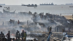 ঝড়ঝঞ্ঝায় টিকে থাকা মানুষগুলো নিঃস্ব হল আগুনে