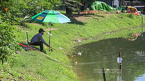 রমনায় বড়শি দিয়ে মাছ শিকার