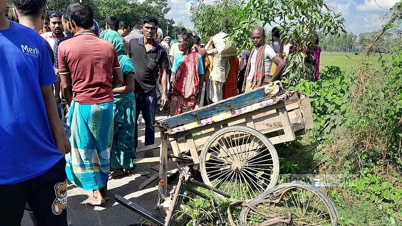 অটোভ্যান ভেঙে সড়কে পড়া ৩ জনের প্রাণ গেল কভার্ডভ্যান চাপায়