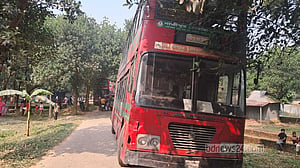 পিকনিক বাস বিদ্যুৎস্পৃষ্টে তিন ছাত্রের মৃত্যু: পল্লী বিদ্যুতের ৭ জন বরখাস্ত
