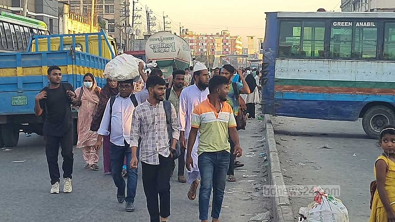 গাজীপুরে শ্রমিকদের টানা অবরোধ, মহাসড়কে ২০ কিলোমিটার যানজট