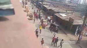 টঙ্গীতে ঝুট ব্যবসা নিয়ে বিএনপির দুপক্ষের ধাওয়া-পাল্টাধাওয়া