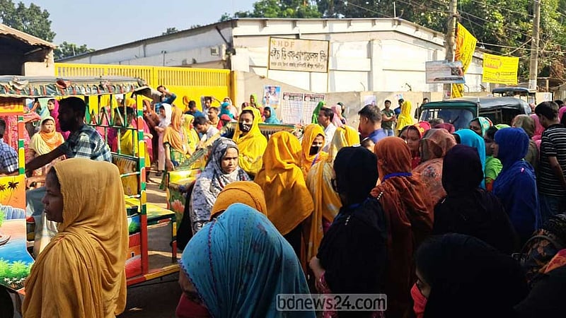গাজীপুরে সড়ক অবরোধ করে শ্রমিকদের বিক্ষোভ, ভোগান্তি