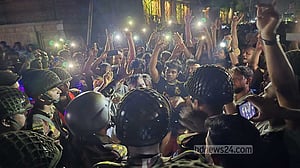 গাজীপুরে ঢাকা-ময়মনসিংহ মহাসড়ক থেকে শ্রমিকদের বুঝিয়ে সরানো হল