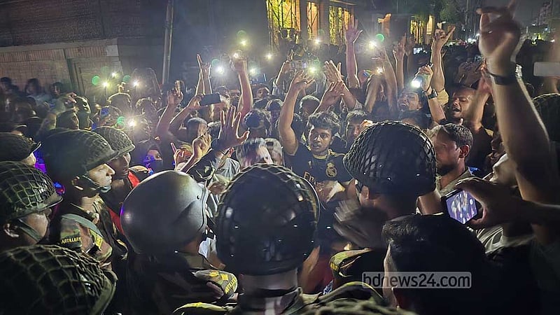 গাজীপুরে ঢাকা-ময়মনসিংহ মহাসড়ক থেকে শ্রমিকদের বুঝিয়ে সরানো হল