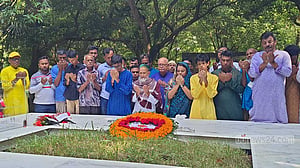 নুহাশপল্লীতে ১০৭৬ মোমবাতি জ্বেলে হুমায়ূন আহমেদের জন্মদিন উদযাপন