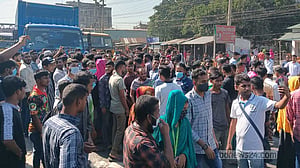 বেতনের আশ্বাসে গাজীপুরে শ্রমিকদের মহাসড়ক অবরোধ প্রত্যাহার