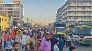 গাজীপুরে তিন কারখানায় শ্রমিক বিক্ষোভ, বন্ধ আরও ১৪টি