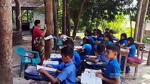 স্কুল ভবন পরিত্যক্ত, গাছতলায় ক্লাস