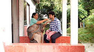 মায়ের হাত বাঁচাতে সন্তানের সংগ্রাম