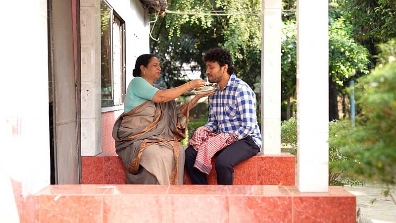 মায়ের হাত বাঁচাতে সন্তানের সংগ্রাম