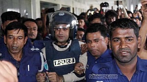হবিগঞ্জে ২ দিনের রিমাণ্ডে ব্যারিস্টার সুমন, প্রিজনভ্যানে ছোড়া হল ডিম