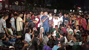 উপদেষ্টারা না এলে রাস্তা ছাড়বে না আন্দোলনে আহত বিক্ষোভকারীরা