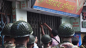 খুলে দেওয়া হয়েছে হাজারী গলির দোকানপাট