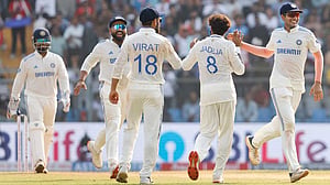 ১৫ উইকেট আর ৩৪৮ রানের দিন শেষে মুম্বাইয়ে রোমাঞ্চের অপেক্ষা