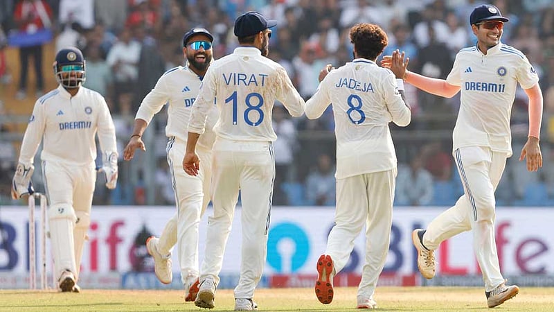 ১৫ উইকেট আর ৩৪৮ রানের দিন শেষে মুম্বাইয়ে রোমাঞ্চের অপেক্ষা